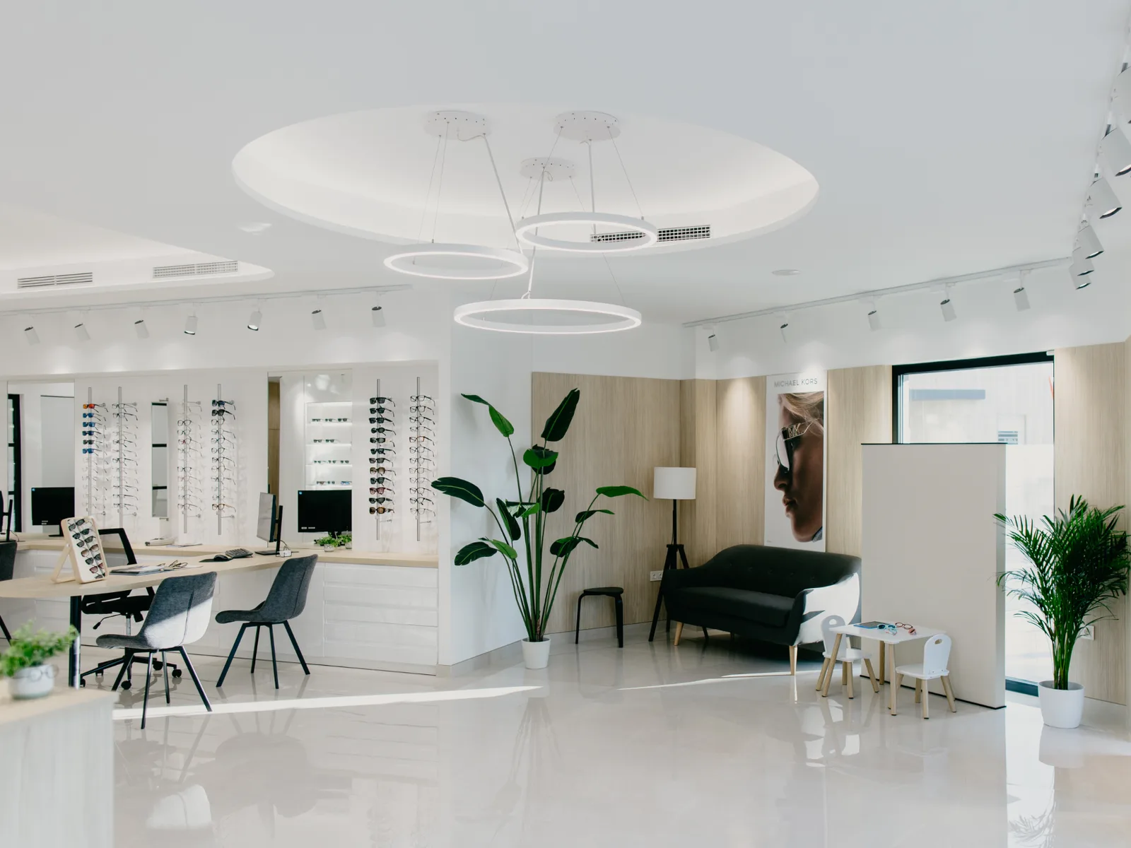 Sala principal del Centro Óptico Sabio con expositores de monturas y zona de atención
